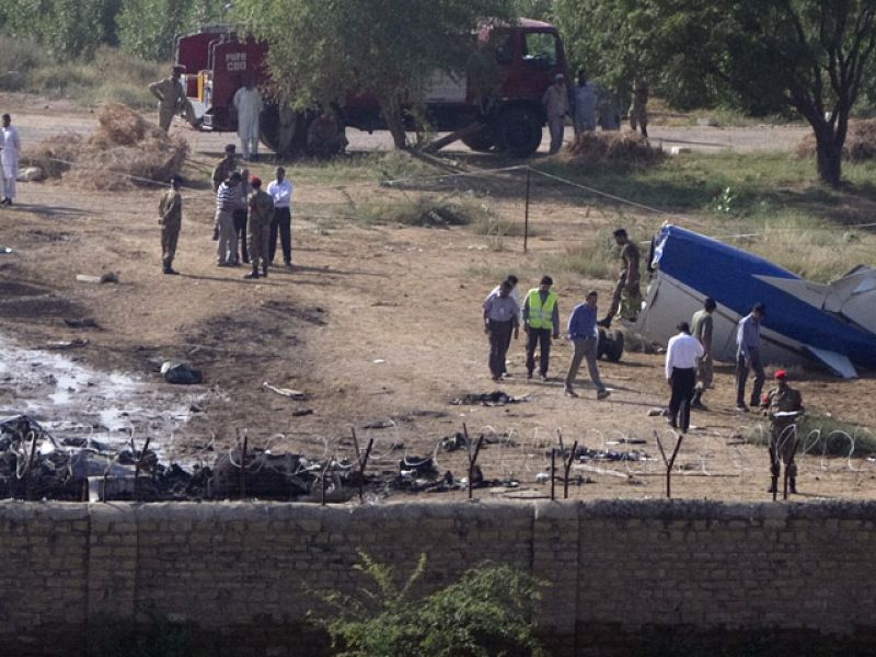 Mueren 22 personas al estrellarse un avión privado en Pakistán