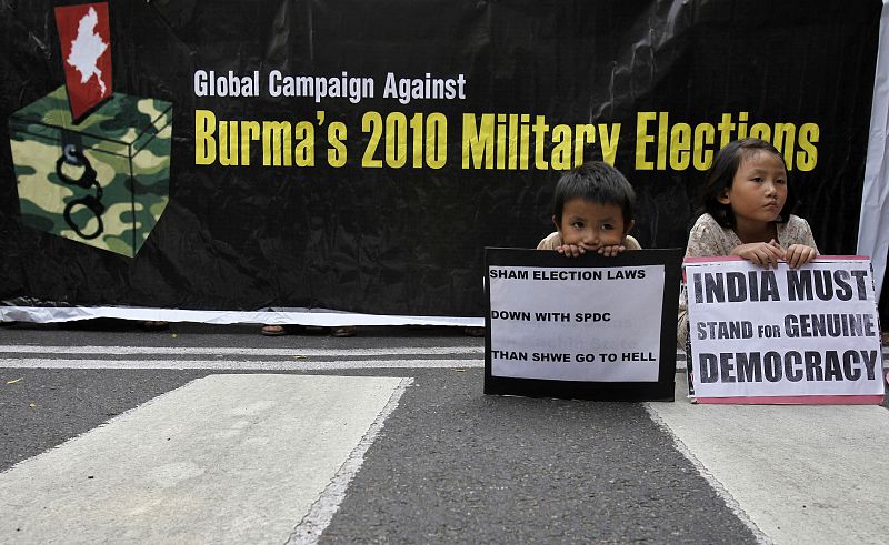 Birmania 'vuelve' a la democracia tras 20 años en unas elecciones con generales y sin Suu Kyi