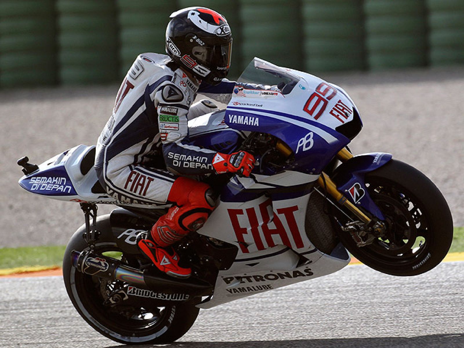 El español ha marcado el mejor tiempo en los entrenamientos libres del GP de la Comunitat Valenciana. Muy lejos de Lorenzo ha quedado el italiano Valentino Rossi que ha hecho el noveno mejor tiempo. Si Lorenzo hace podio, haría historia como el pilot