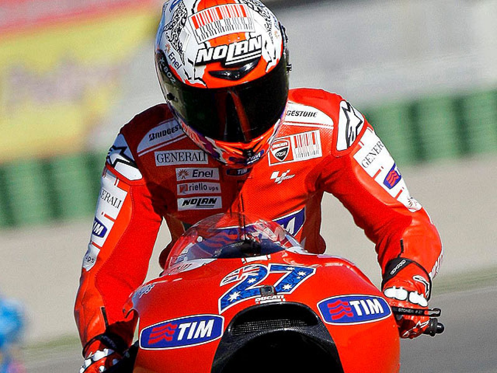 Casey Stoner ha marcado la 'pole' en el circuito de Cheste, donde Márquez ha dado un paso más hacia el título de 125 cc y Elías ha disputado sus últimos entrenamientos en Moto2.