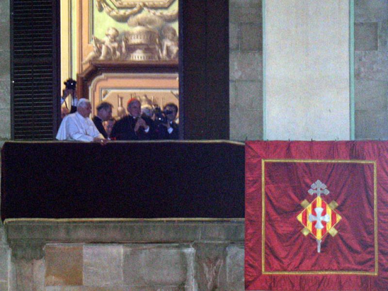 Saludo inesperado ante centenares de personas que esperaban al Papa en Barcelona