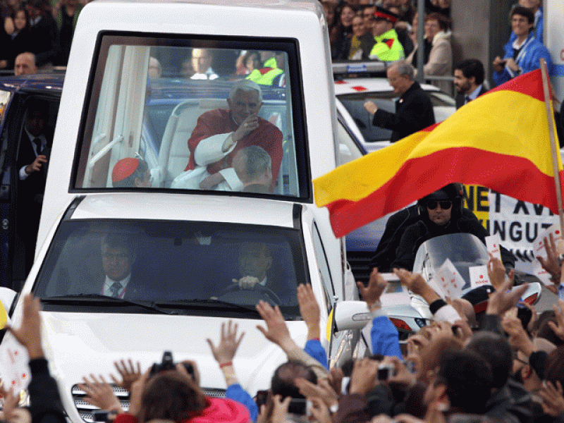 Expectación en Barcelona ante la visita de Benedicto XVI: "Si estás aquí es para ver al Papa"