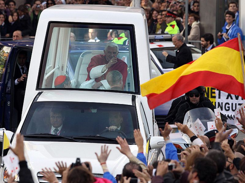 El Papa critica el "laicismo agresivo" y defiende la "familia tradicional" en su visita a España
