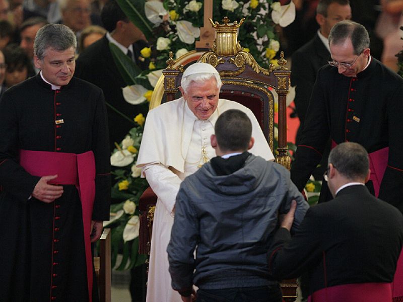 El Papa se emociona en la visita a un centro de discapacitados en Barcelona