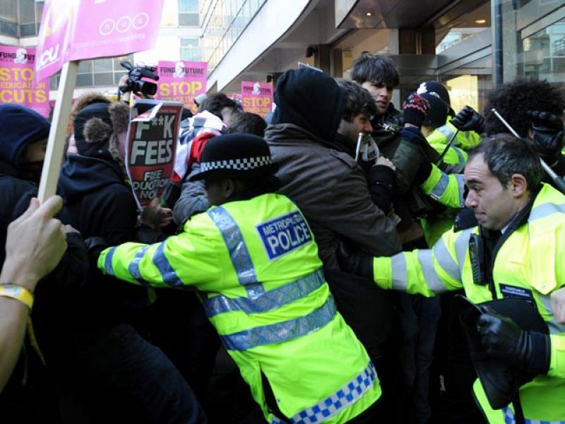 El asalto estudiantil a la sede 'tory' en Londres acaba con una treintena de detenidos