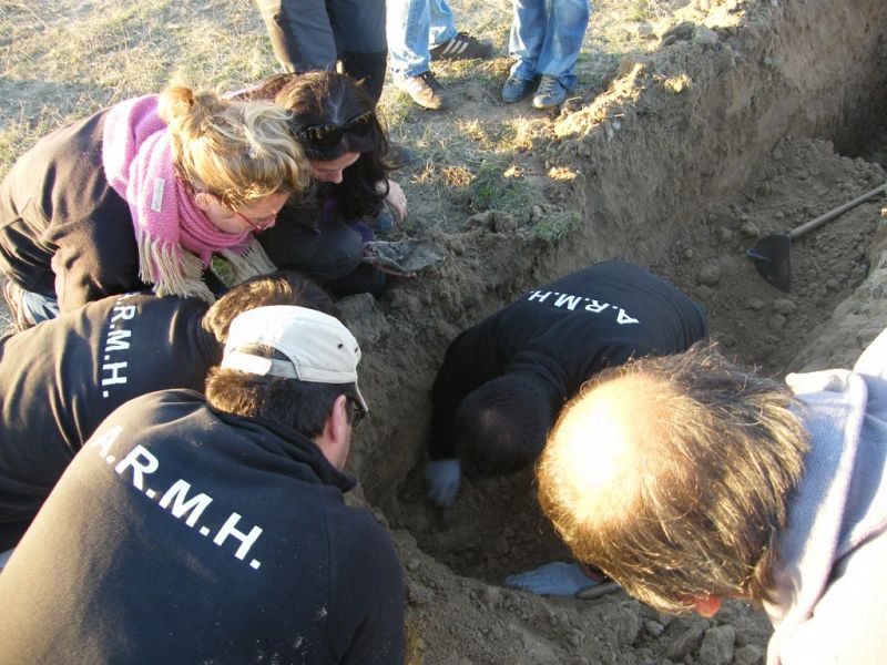Comienza en Toledo la exhumación de una fosa con siete fusilados durante la Guerra Civil