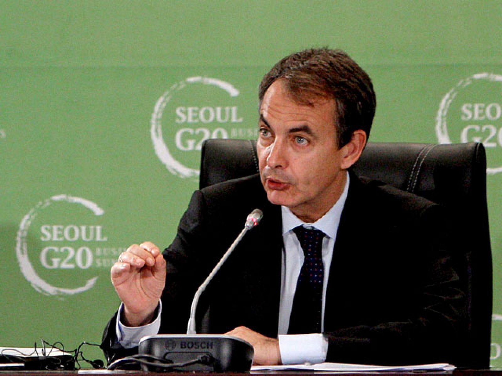 Zapatero: "Solos, cada uno de nosotros, no vencemos a la crisis, la vencemos unidos" | Ver