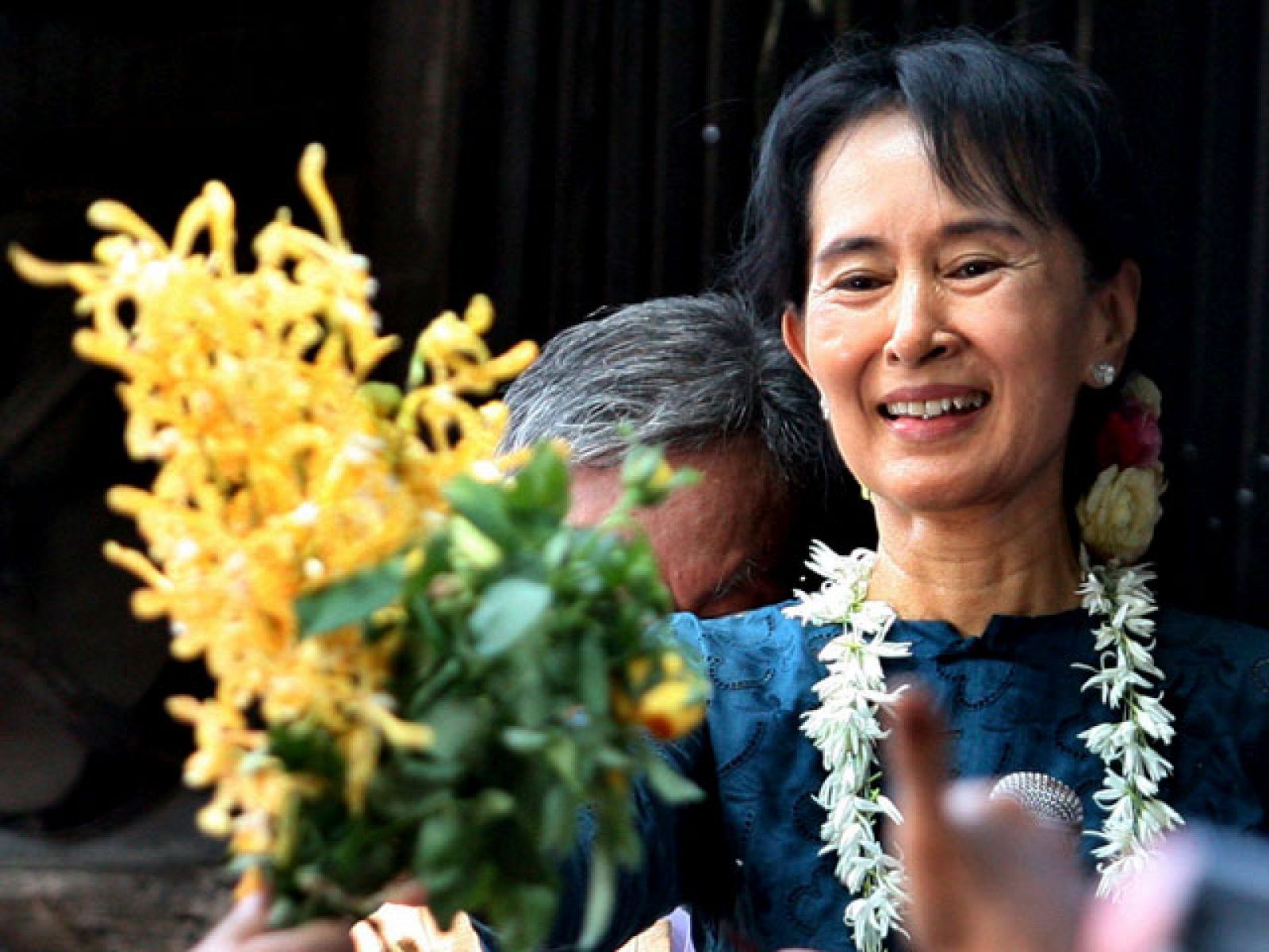 Suu Kyi defiende la libertad de expresión en su primer mitin político | Ver
