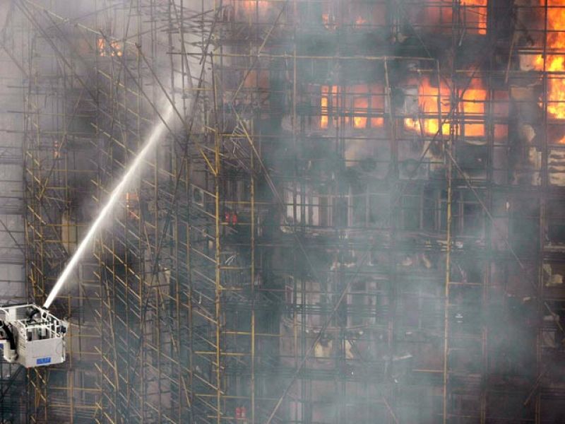 Al menos 50 muertos al incendiarse un bloque de viviendas en Shanghái