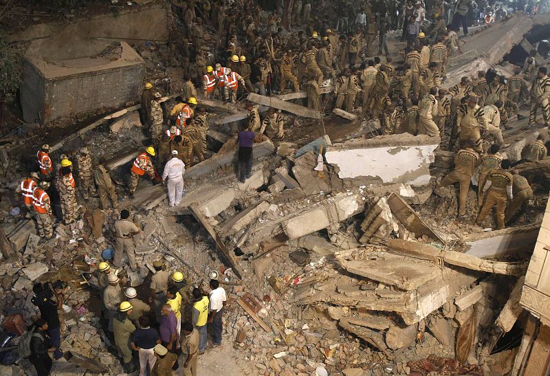 Al menos 64 muertos y 80 heridos al derrumbarse un edificio en Nueva Delhi