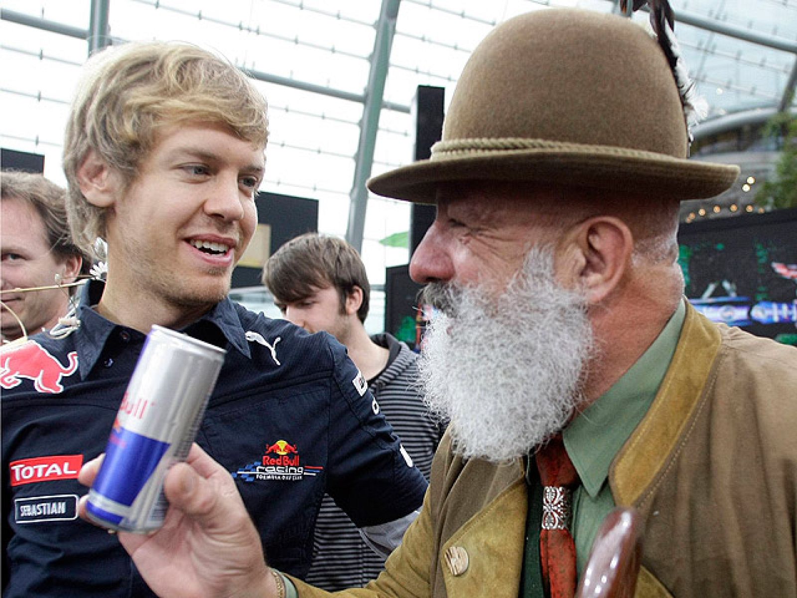 El flamante campeón del mundo de la Fórmula 1, el alemán Sebastian Vettel, ha asegurado que Fernando Alonso, al que arrebató el título en el último gran premio de Abu Dabi el domingo pasado, "sigue siendo uno de los corredores más completos del mundo