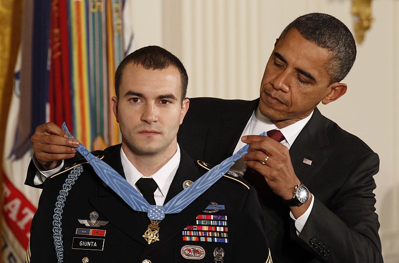 Obama entrega la Medalla de Honor al primer soldado que la recibe en vida desde Vietnam