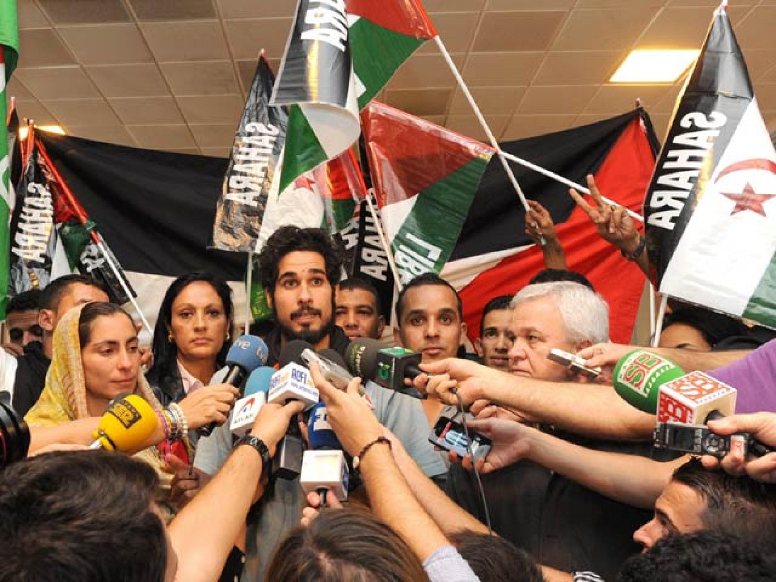 Los dos activistas que permanecían escondidos en El Aaiún llegan a Gran Canaria | Ver