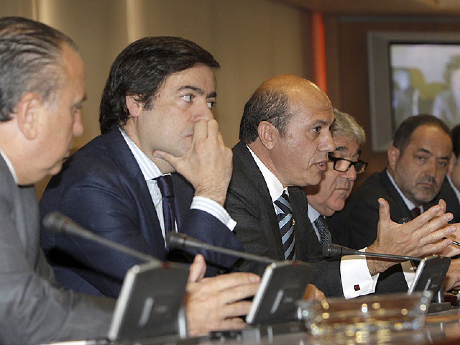 El presidente del Sevilla, José Maria del Nido, ha reiterado que  el acuerdo sobre los derechos televisivos alcanzado por la mayoría de  los clubes de la Liga BBVA "es malo y degradante" para el fútbol  español. El dirigente blanquirrojo ha formado p