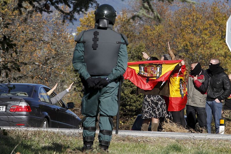 Partidarios y detractores de Franco se increpan ante el Valle de los Caídos