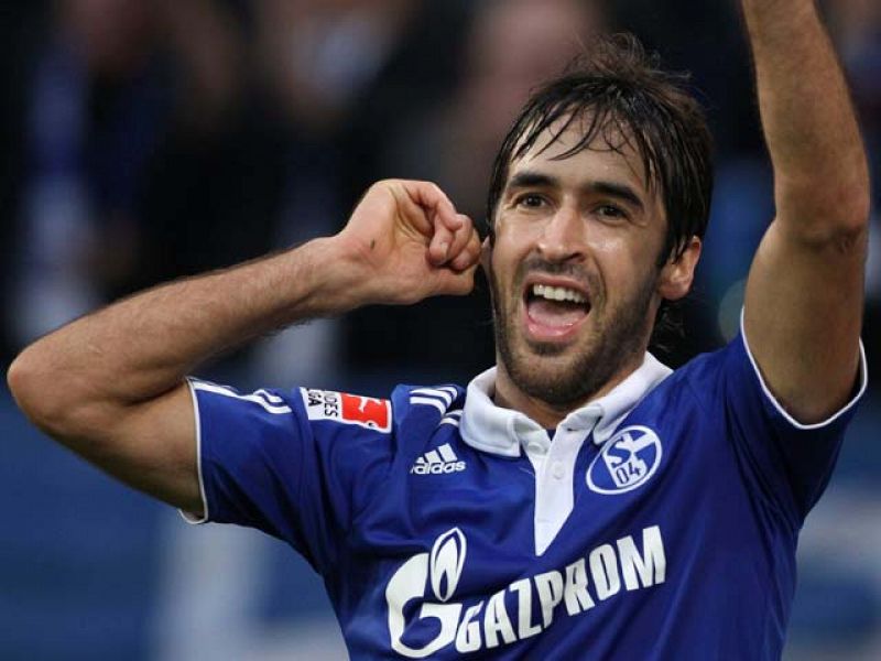 Un 'hat trick' de Raúl saca al Schalke del descenso