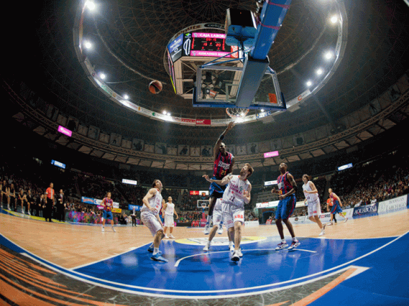 Caja Laboral tira de casta y de San Emeterio para ganar al Barça