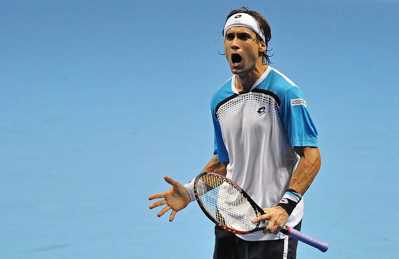 Federer se impone sin brillo a un Ferrer errático
