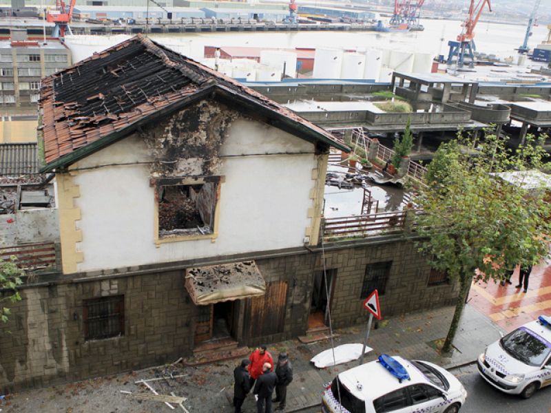 Dos muertos y dos heridos al arder un edificio abandonado en Santurce