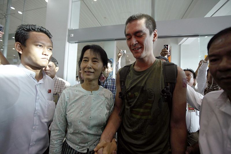 Suu Kyi se reencuentra con su hijo en Rangún tras 10 años sin verse