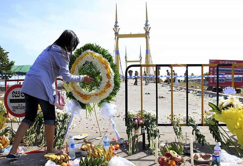 El pánico por la oscilación de un puente provocó la muerte de 347 personas en Camboya