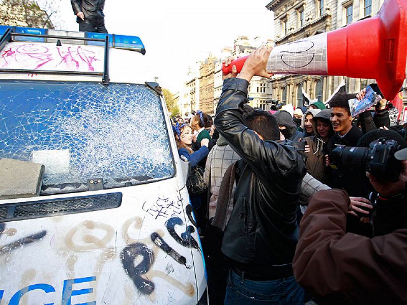 La Policía logra contener la segunda protesta de estudiantes británicos contra los recortes