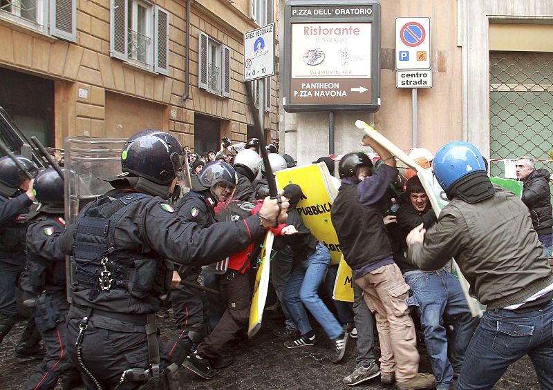Los estudiantes italianos entran en el Senado en protesta contra la reforma universitaria