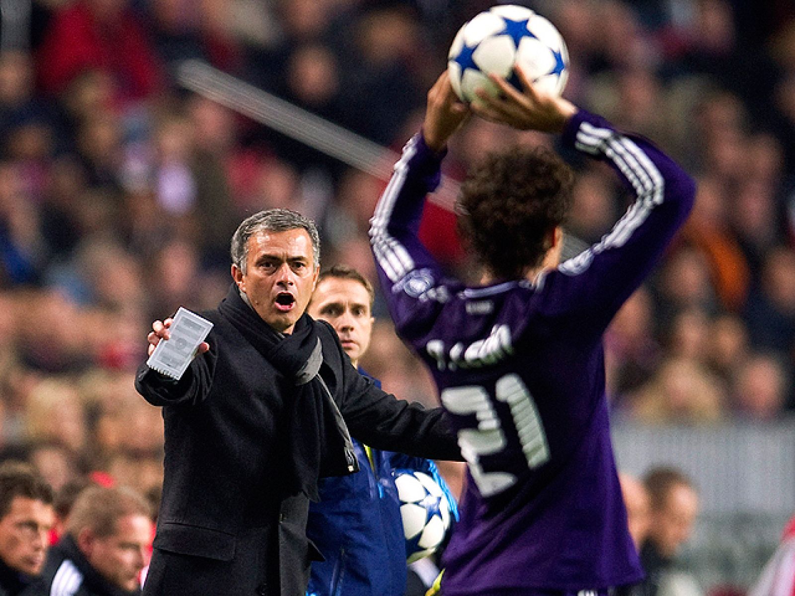 El entrenador del Real Madrid, el portugués Jose Mourinho, se mostró feliz por la imagen y el triunfo logrado en Amsterdam ante el Ajax (0-4), pero lamentó las numerosas tarjetas que vieron sus jugadores y que supusieron que su equipo acabara con nue