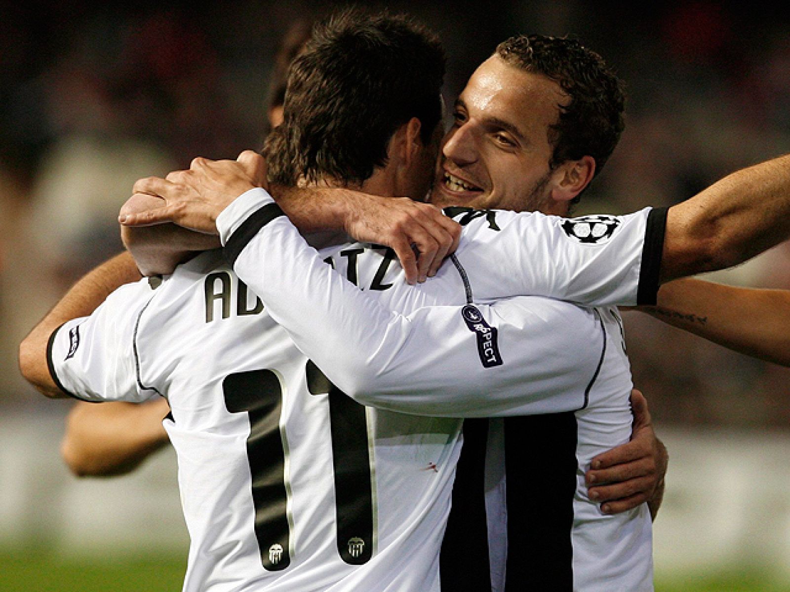 El delantero vasco del Valencia, que provocó el penalti que abrió la goleada y marcó el tercero, vaticina que el partido frente al Manchester en su casa será "precioso".