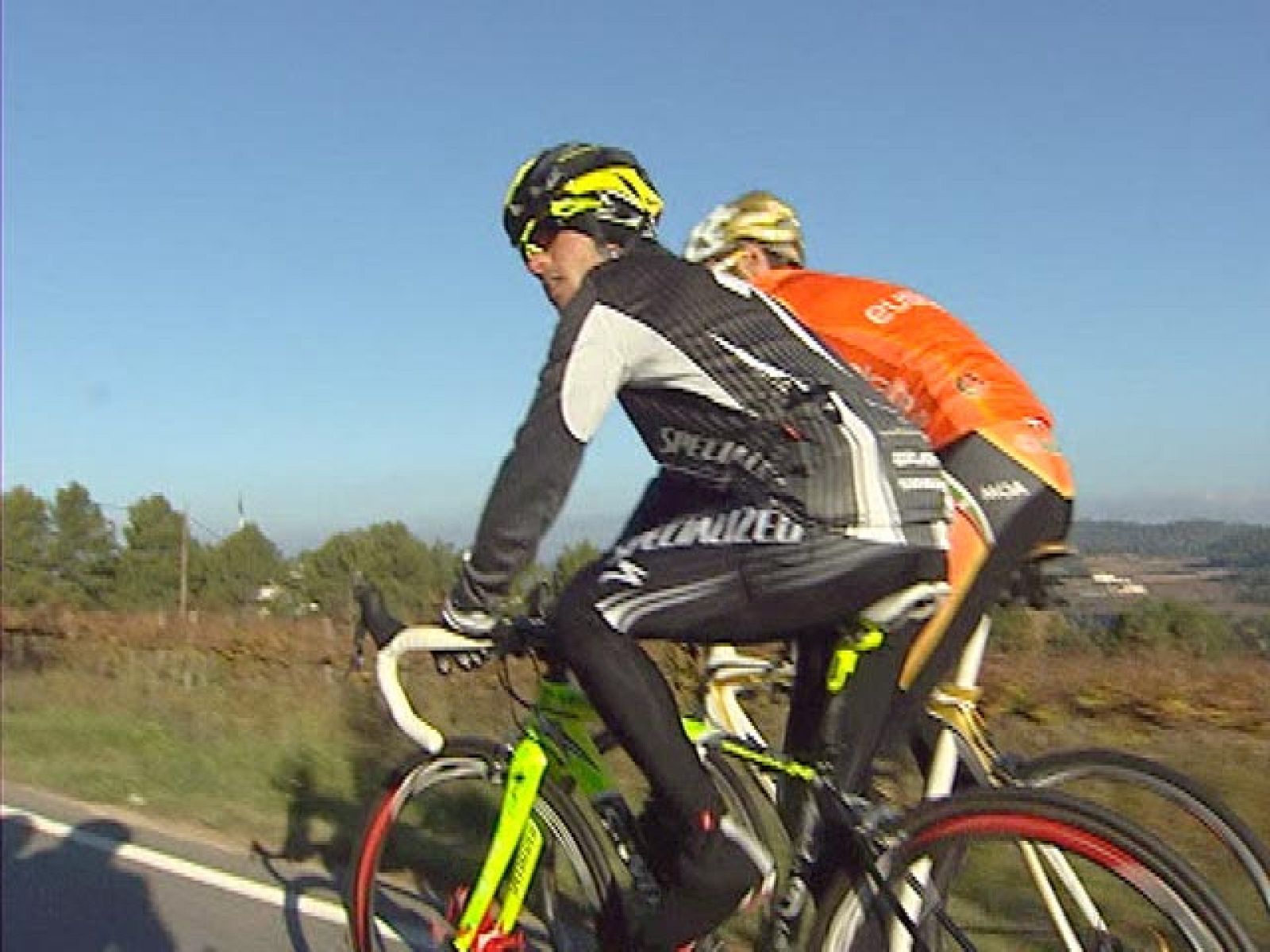 El manresano se comprometió en 'Paddock GP' a subir Montserrat en bici si ganaba el Mundial, y lo hizo acompañado de Ernest Riveras, Álex Crivillé y el ciclista Samuel Sánchez