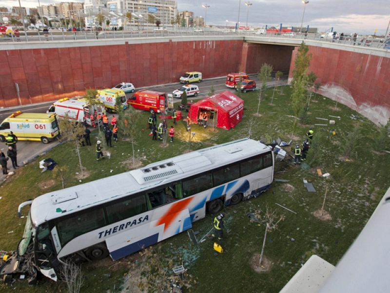 Doce heridos graves al volcar un autobús de empleados de General Motors en Zaragoza