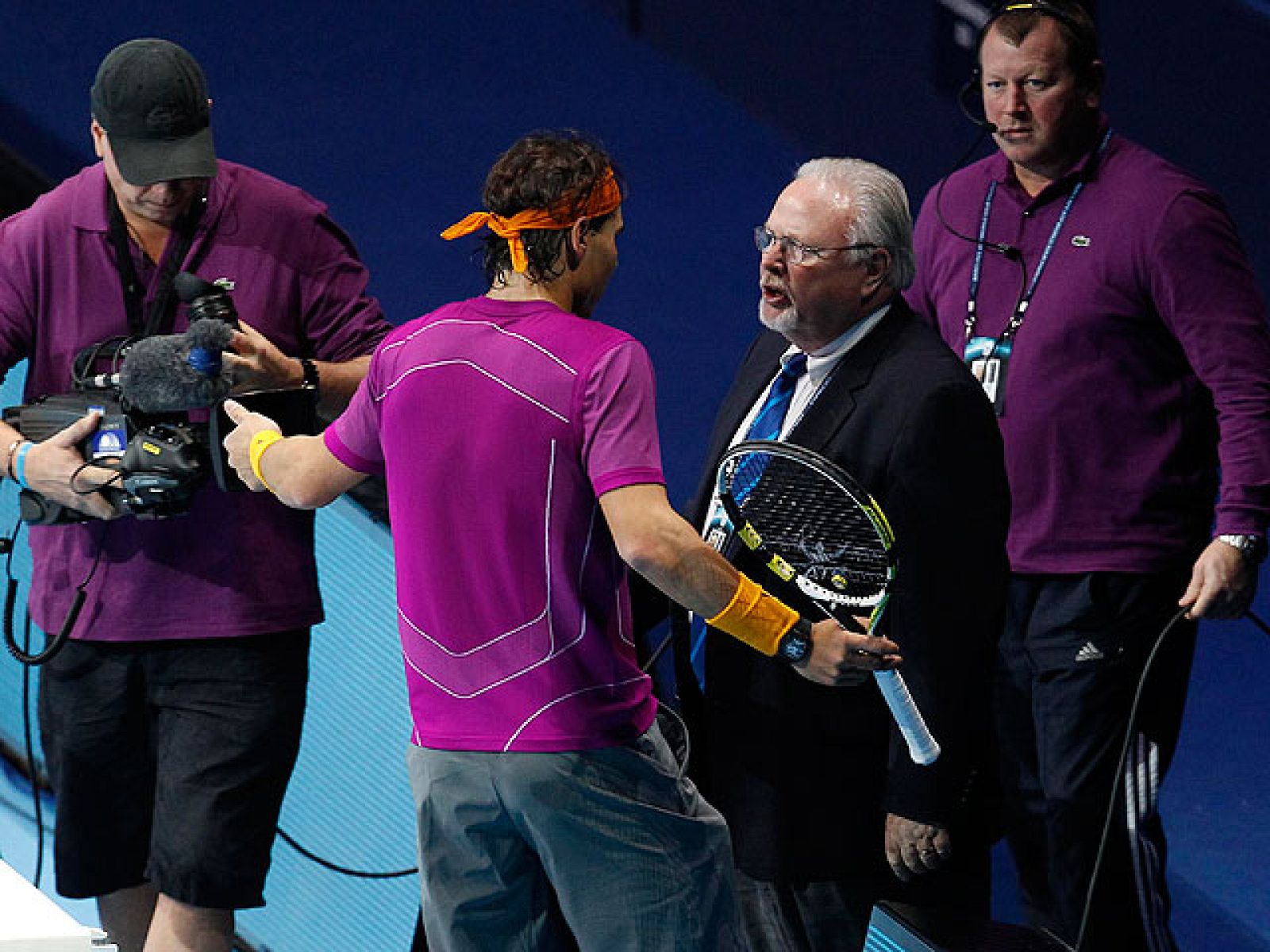 Rafa Nadal ha protagonizado una ardua discusión con el juez de silla Carlos Bernardes. El tenista mallorquín cantó fuera una pelota de Berdych, se paró el partido y Bernardes dio por bueno el golpe del checo al comprobarlo por el 'ojo de halcón'.