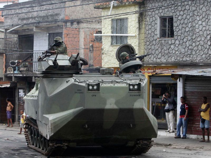 Lula moviliza a los tres Ejércitos en la guerra contra los narcos en las favelas de Río