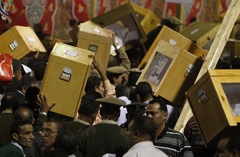 Grupos de observadores independientes denuncian 'fraude electoral' en los comicios de Egipto