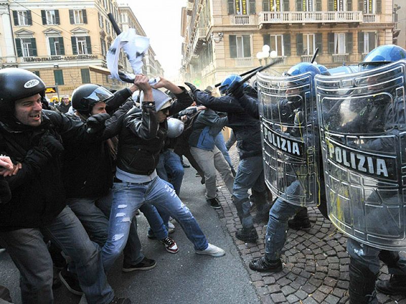 Policías y estudiantes se enfrentan ante la Cámara de Diputados italiana por la reforma universitaria