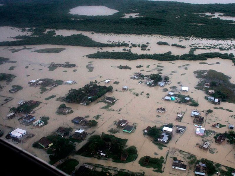 Las lluvias en Venezuela causan decenas de muertes y obligan a decretar el estado emergencia