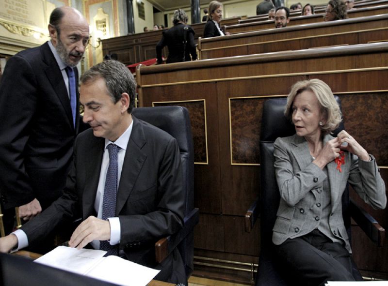 Zapatero anuncia el fin de los 426 euros a parados y privatizaciones para aplacar a los mercados