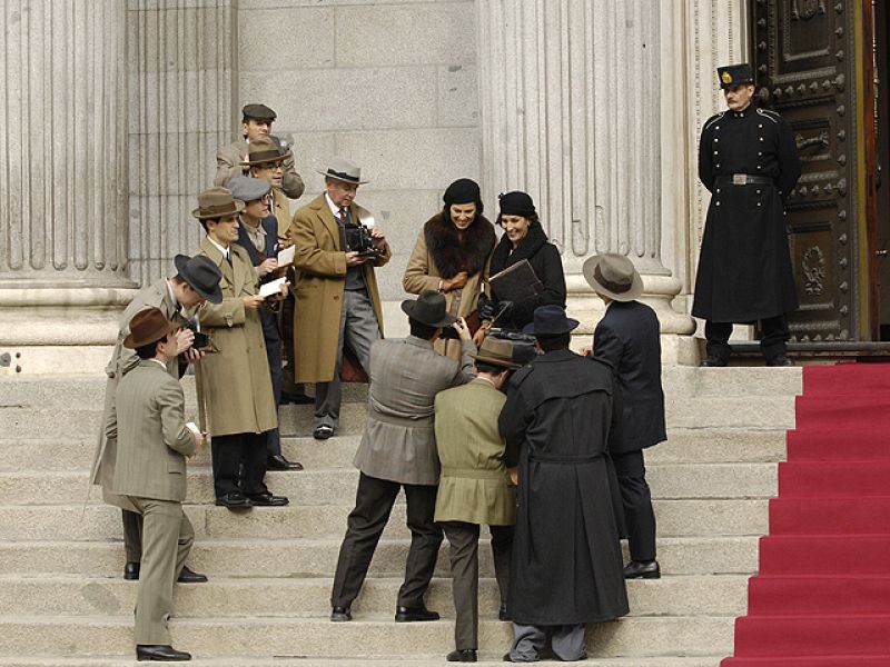 TVE rememora, casi 80 años después, la histórica entrada en el Congreso de Clara Campoamor