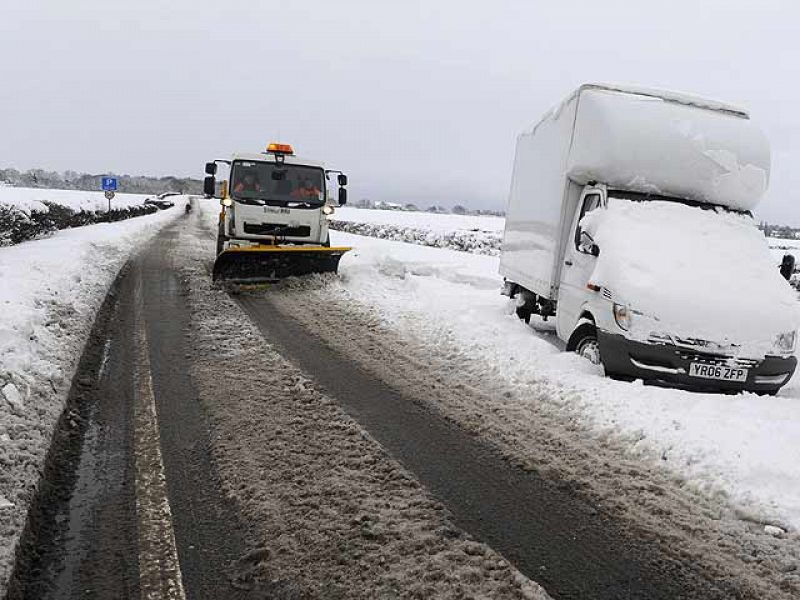 La ola de frío sigue afectando a los transportes en Europa y deja más de 20 muertos