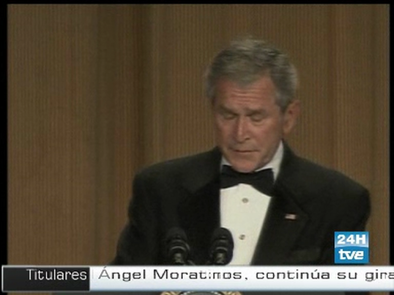 Bush bromea en una cena con los corresponsales celebrada en la Casa Blanca