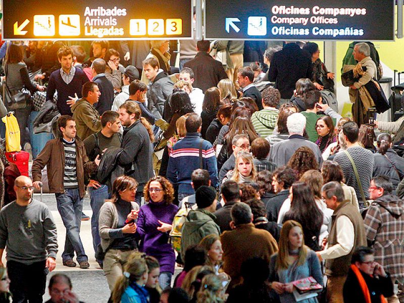 Blanco da un ultimátum a los controladores para que vuelvan a sus puestos o militarizará las torres