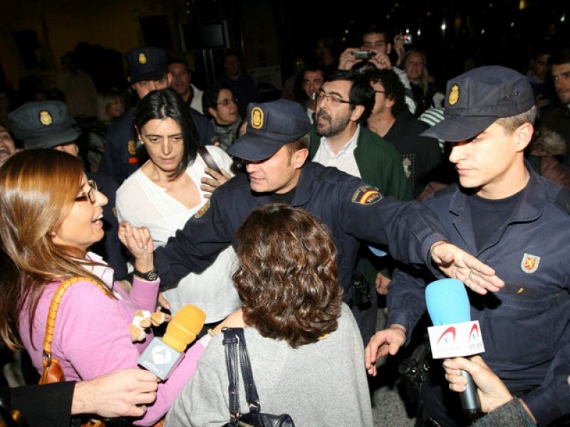 Los pasajeros increpan a los controladores en su hotel al grito de ¡despido ya!