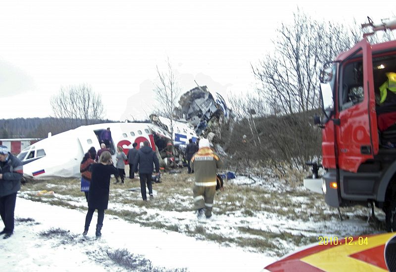 Dos muertos y decenas de heridos en un aterrizaje de emergencia en Moscú