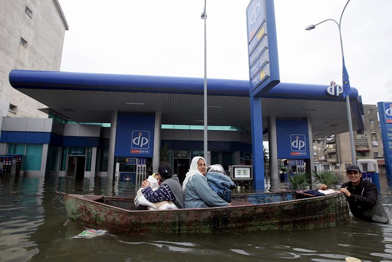 Las inundaciones obligan a evacuar al menos a 15.000 personas en Albania y Bosnia por l