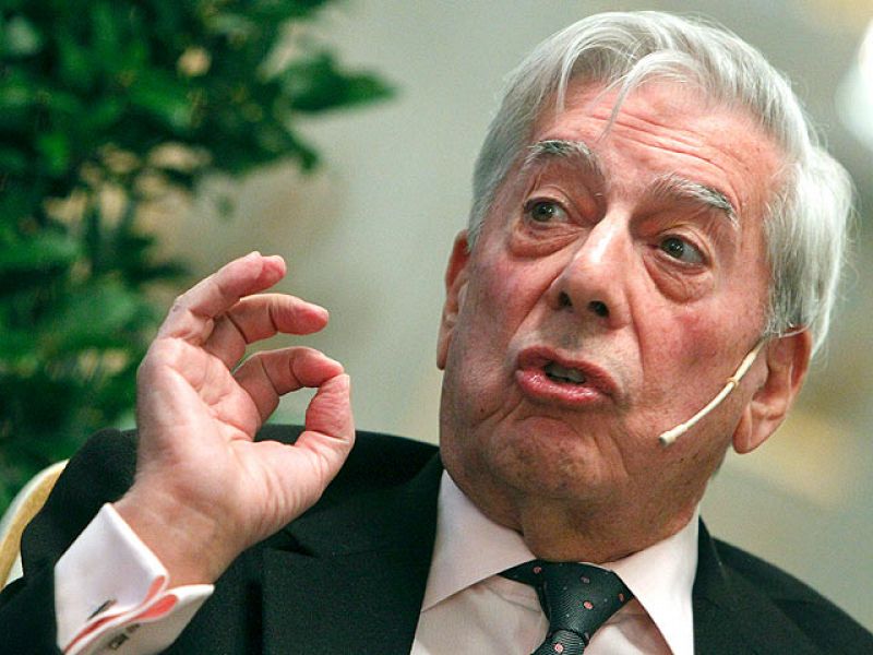 Mario Vargas Llosa sufre una pequeña caída, pero ya está bien, dice su esposa