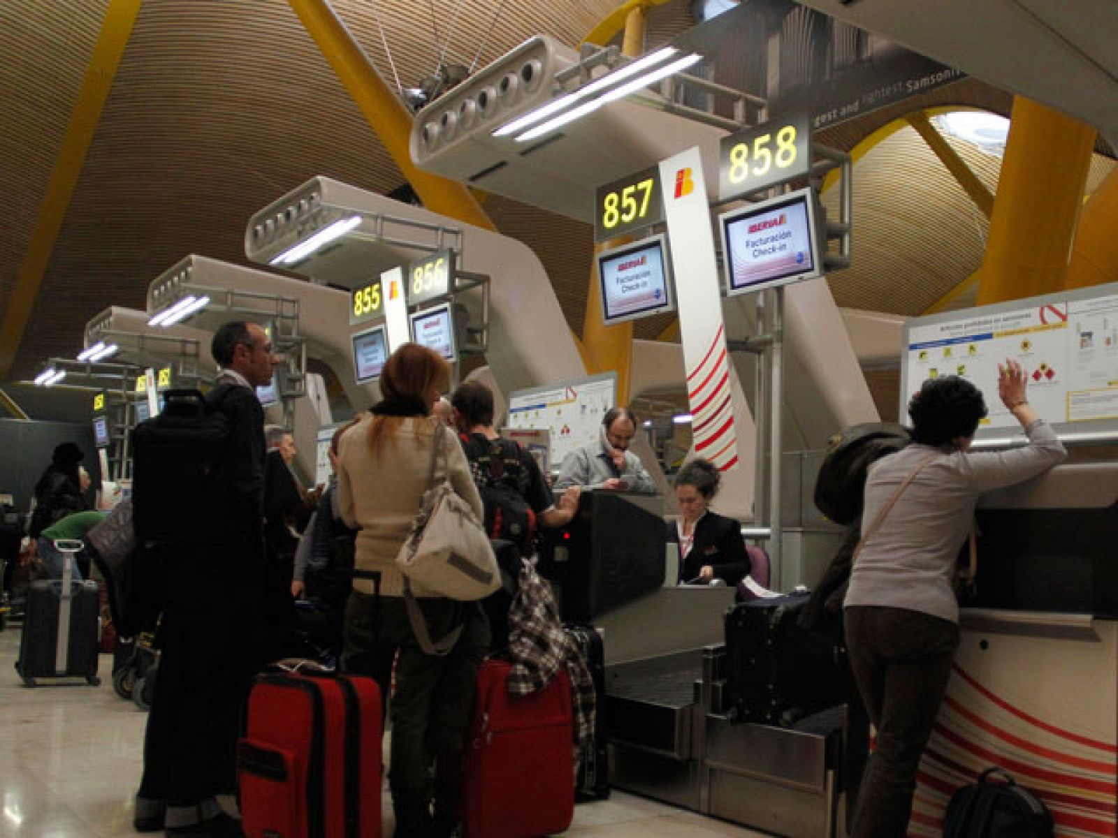 Las reclamaciones por la crisis de los controladores continúan | Ver