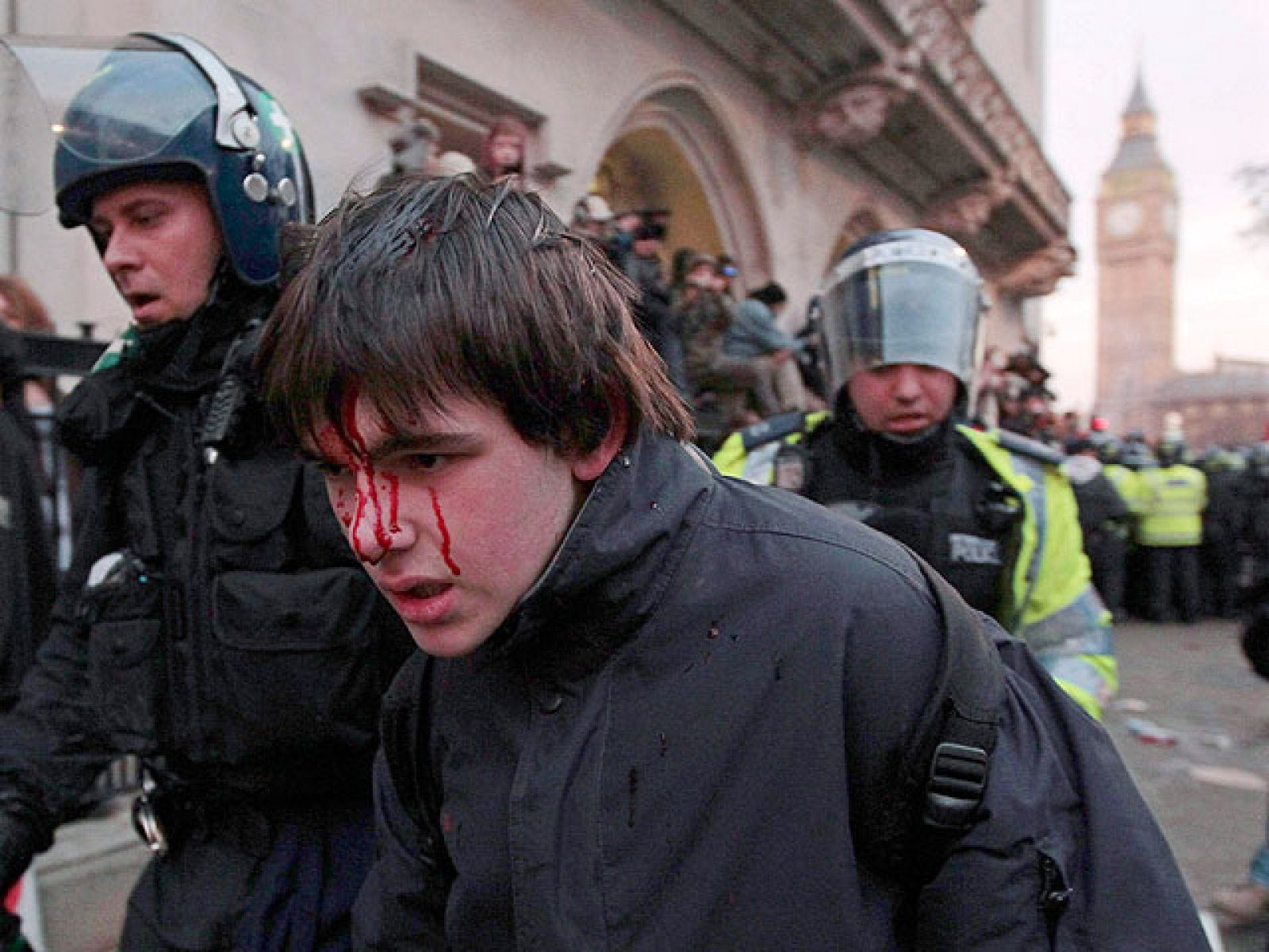 Miles de estudiantes se manifiestan en el centro de Londres en protesta contra el plan del Gobierno de coalición británico por el cual se triplicará el precio de las matrículas universitarias hasta un tope de 10.710 euros al año (9.000 libras) . Los