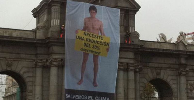 Greenpeace 'calienta' la Puerta de Alcalá para exigir compromisos a la UE