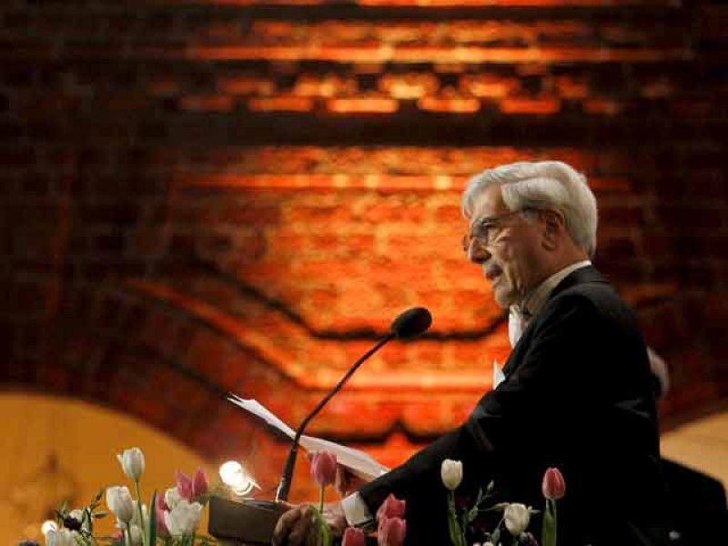 Informe Semanal acompaña a Vargas Llosa en la recta final del Nobel