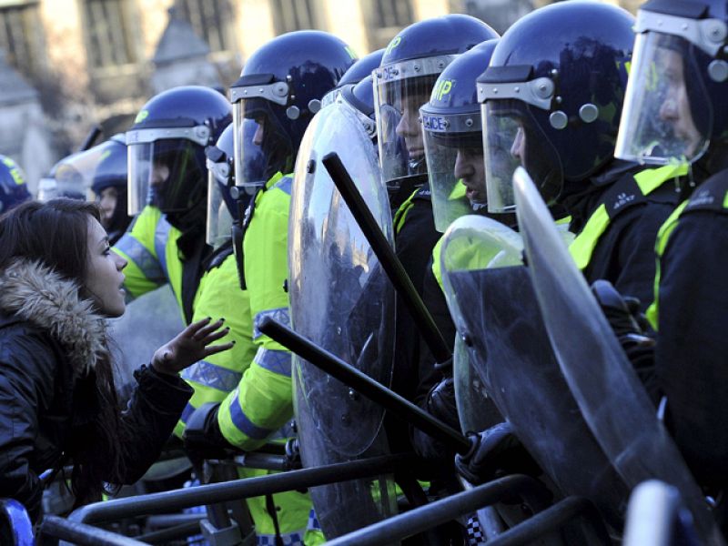 Cameron castigará a los que atacaron el coche de la Casa Real "con todo el peso de la ley"